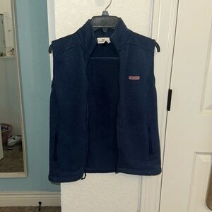 Vineyard vines dark blue vest that includes pockets
Size extra small